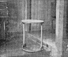 安藤記念教会に残されている酒樽のテーブル